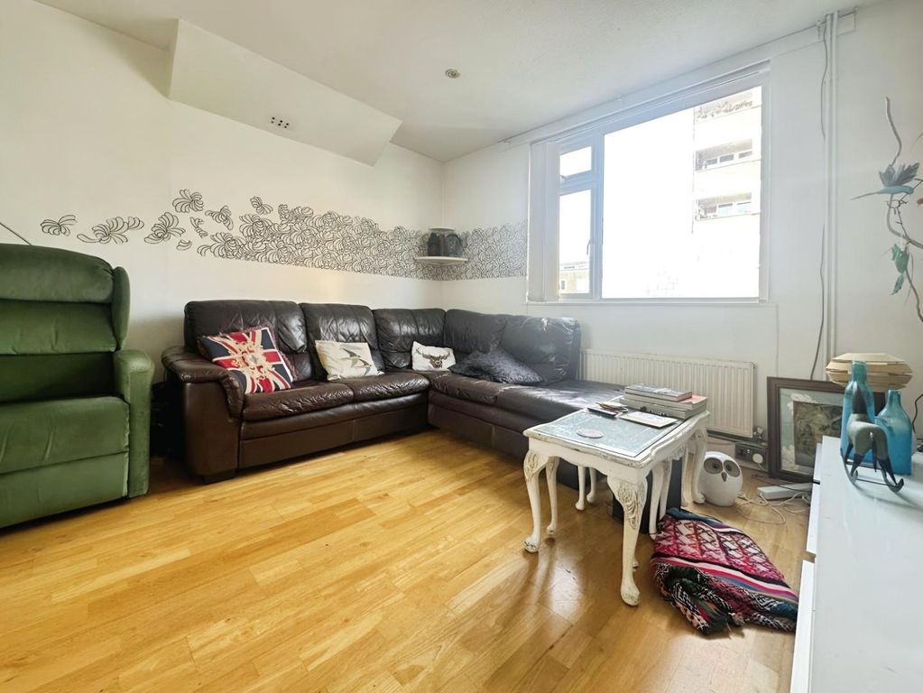 Property photo 3 of 10 Livingroom.Jpg
