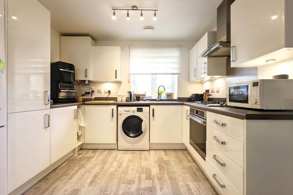 Additional image 5 of 2 bed flat for saleFlat 8 Merlin House, Centenary Way, Witney OX29