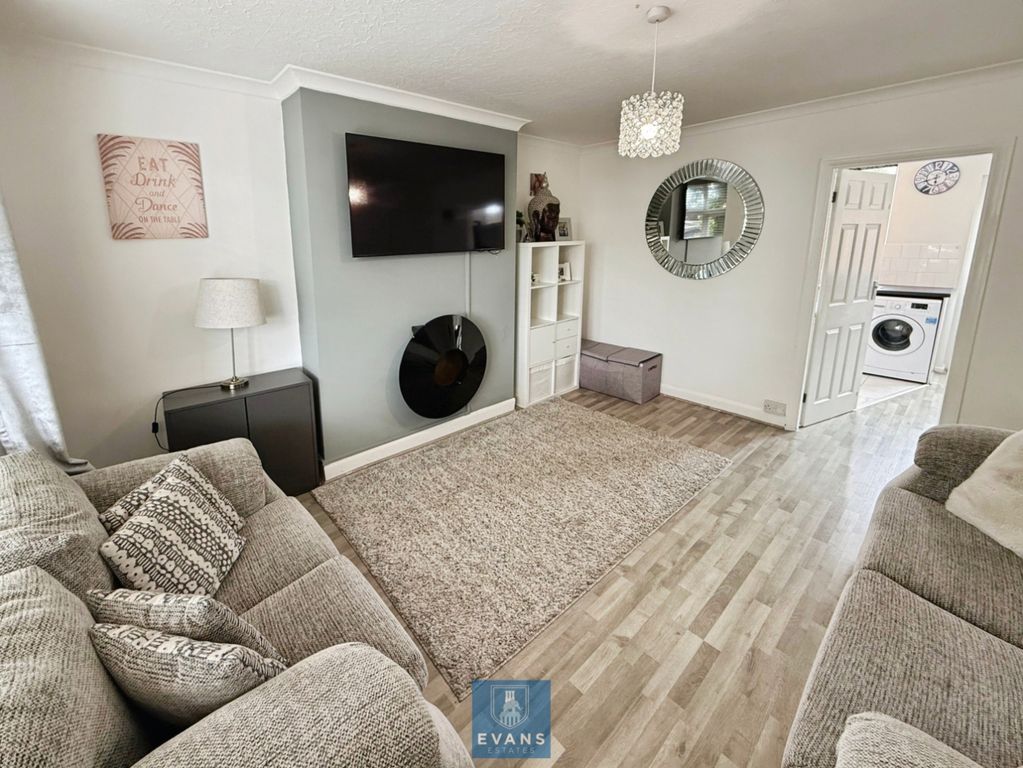 Property photo 3 of 13 Lounge