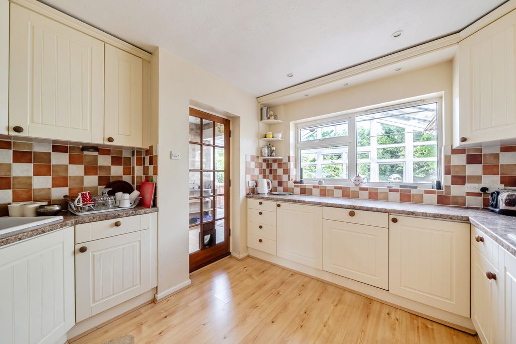 Property photo 2 of 20 1496258-7-6A5Debc...