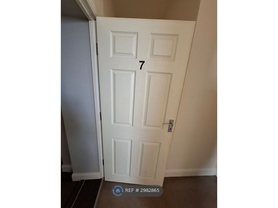 Property photo 2 of 9 Flat 7