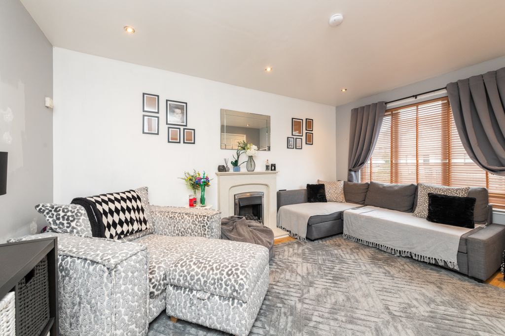 Property photo 3 of 33