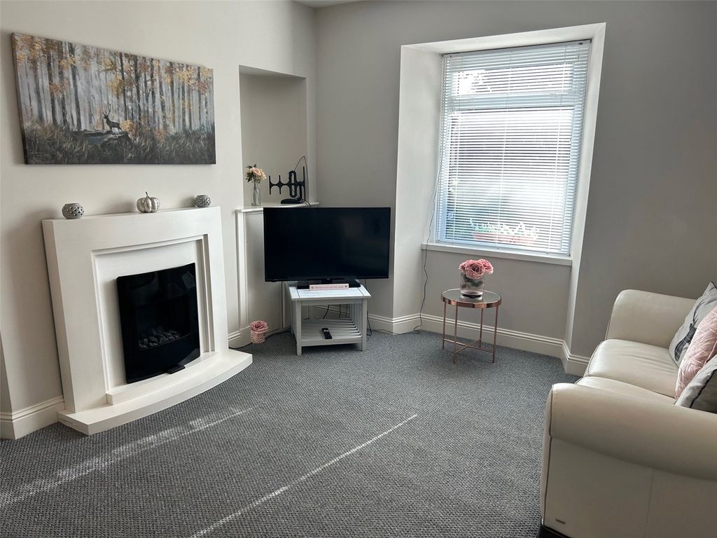 Property photo 2 of 15 Lounge