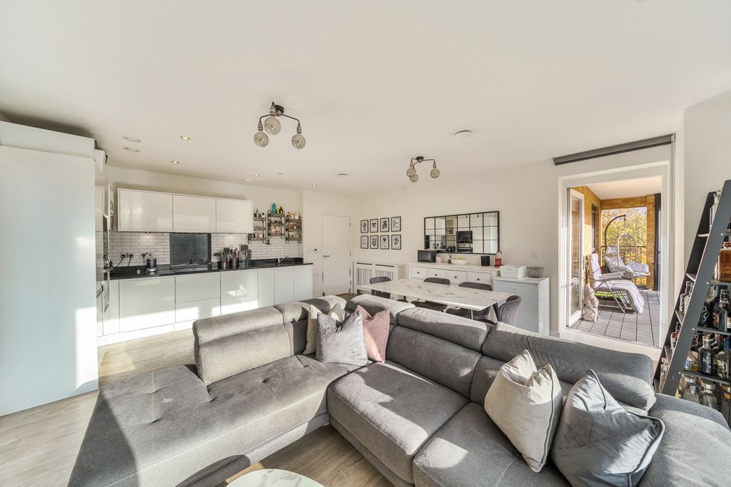 Property photo 1 of 20 Lounge