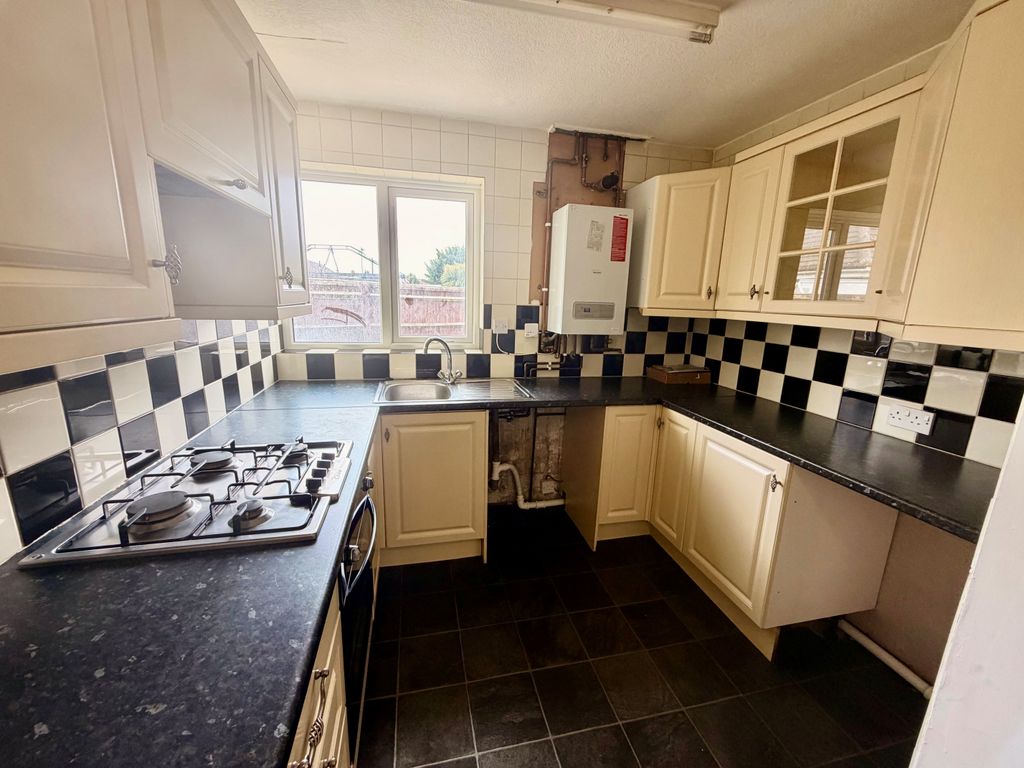 Property photo 3 of 8 Kitchen