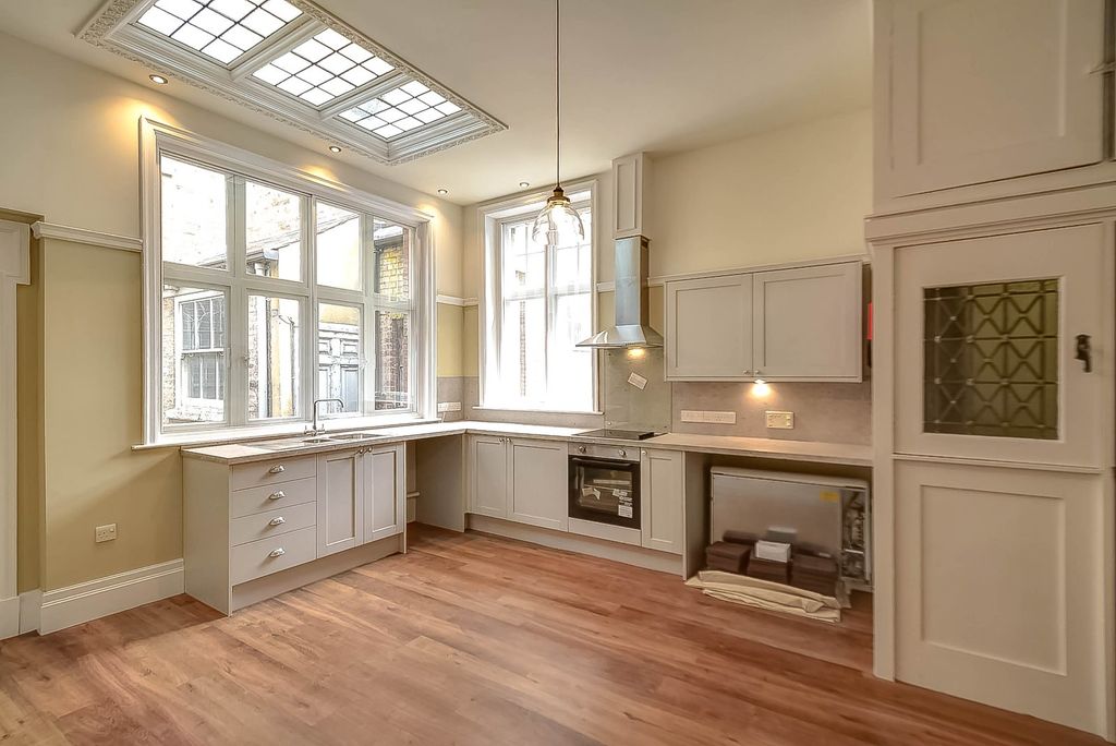 Property photo 2 of 10 Op Kitchen / Living