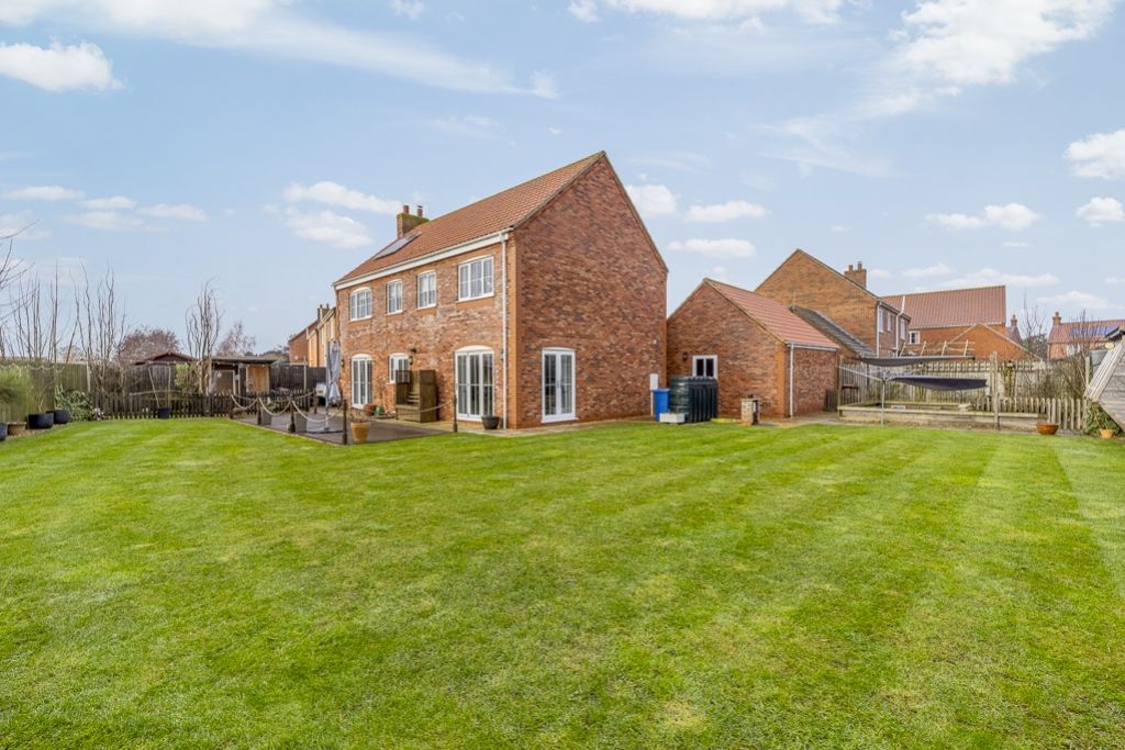 Property photo 2 of 37 10 Tower Gardens (Sutterton)-11