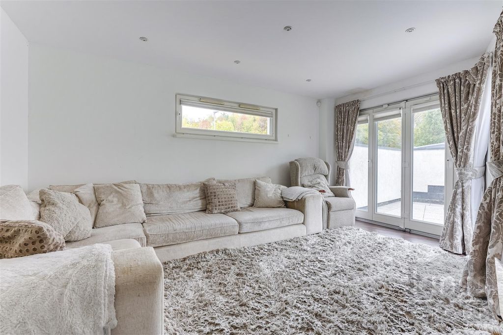 Property photo 2 of 34 Lounge Jpg