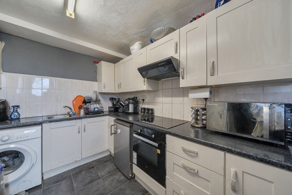 Property photo 3 of 17 Kitchen