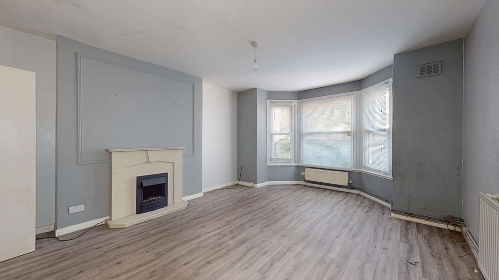 Property photo 2 of 16 6A Boston Manor Road, Brentford, Tw8 8DL