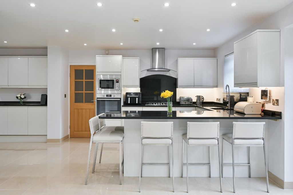 Property photo 2 of 30 Yew Tree Bottom