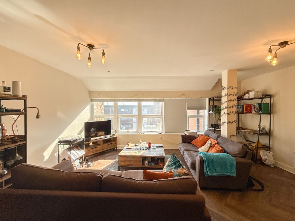 Property photo 3 of 13 Lounge