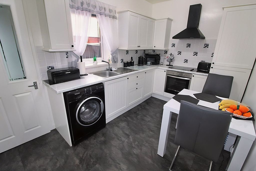 Property photo 3 of 20 Kitchen