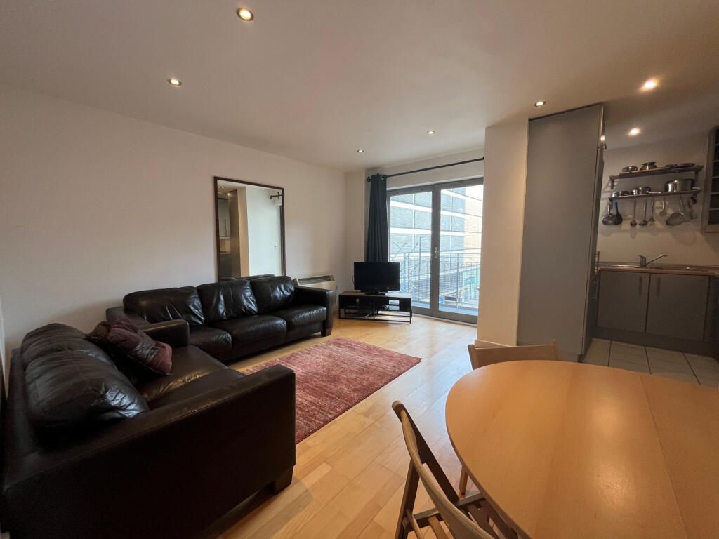 Property photo 1 of 10 2 Bed Flat To Rent Aytoun Street, Manchester M1 3Bl