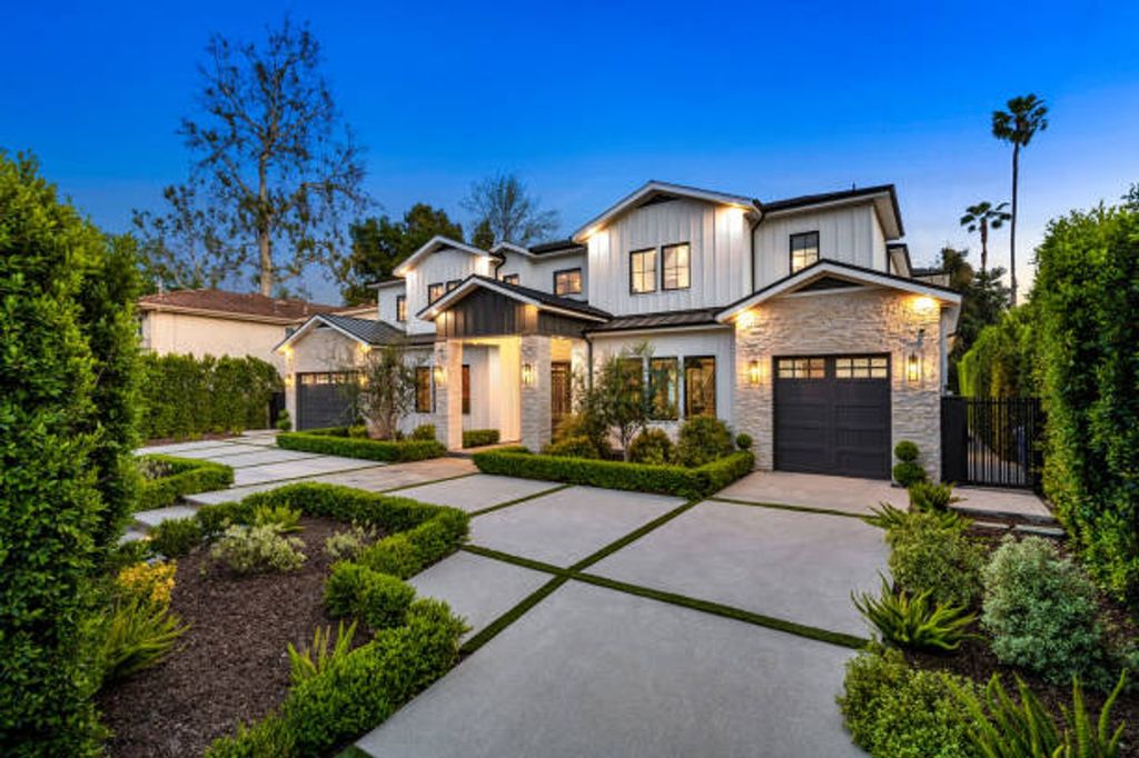 Property photo 2 of 10 This Stunning Front View Showcases A Beautifully d...