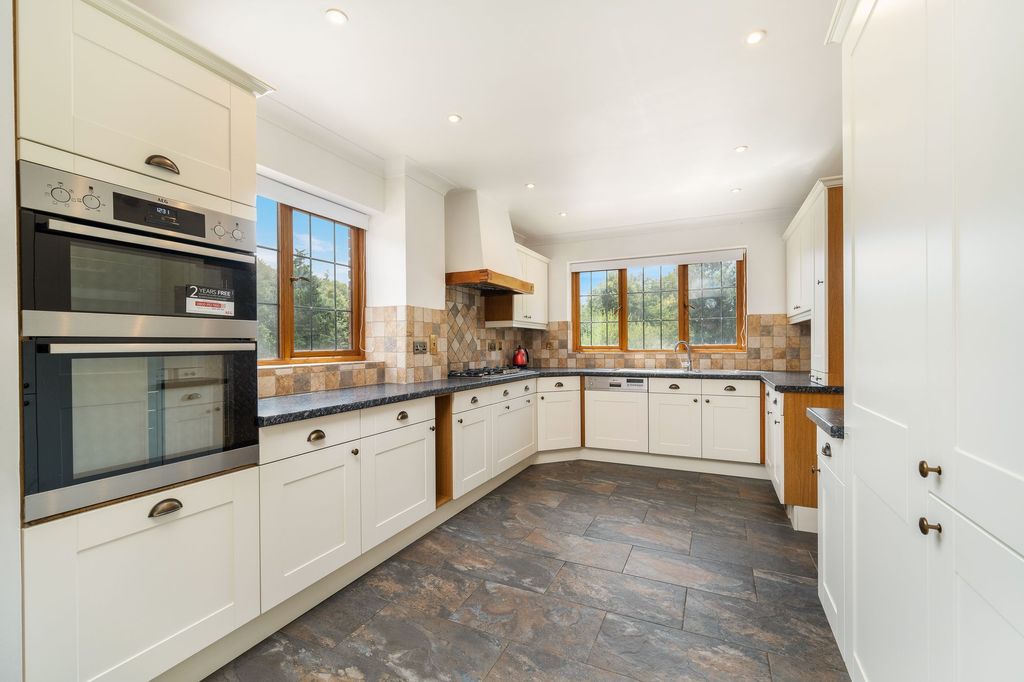 Property photo 3 of 16 Kitchen