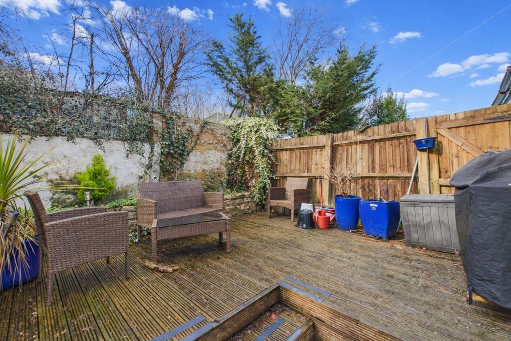 Property photo 2 of 13 Garden 1