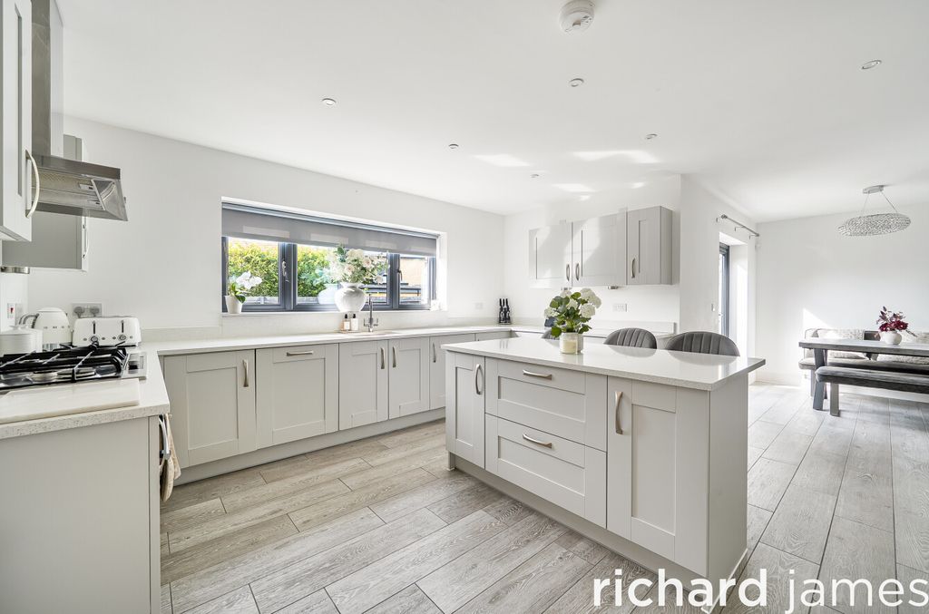 Property photo 3 of 16 629Ea803130d48E5863A42078B212551