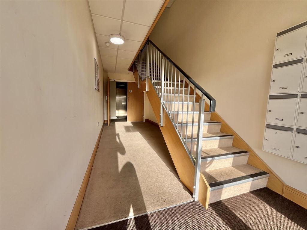 Property photo 3 of 14 Communal Hallway