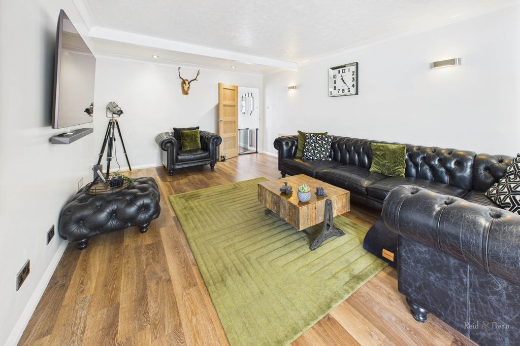 Property photo 2 of 20