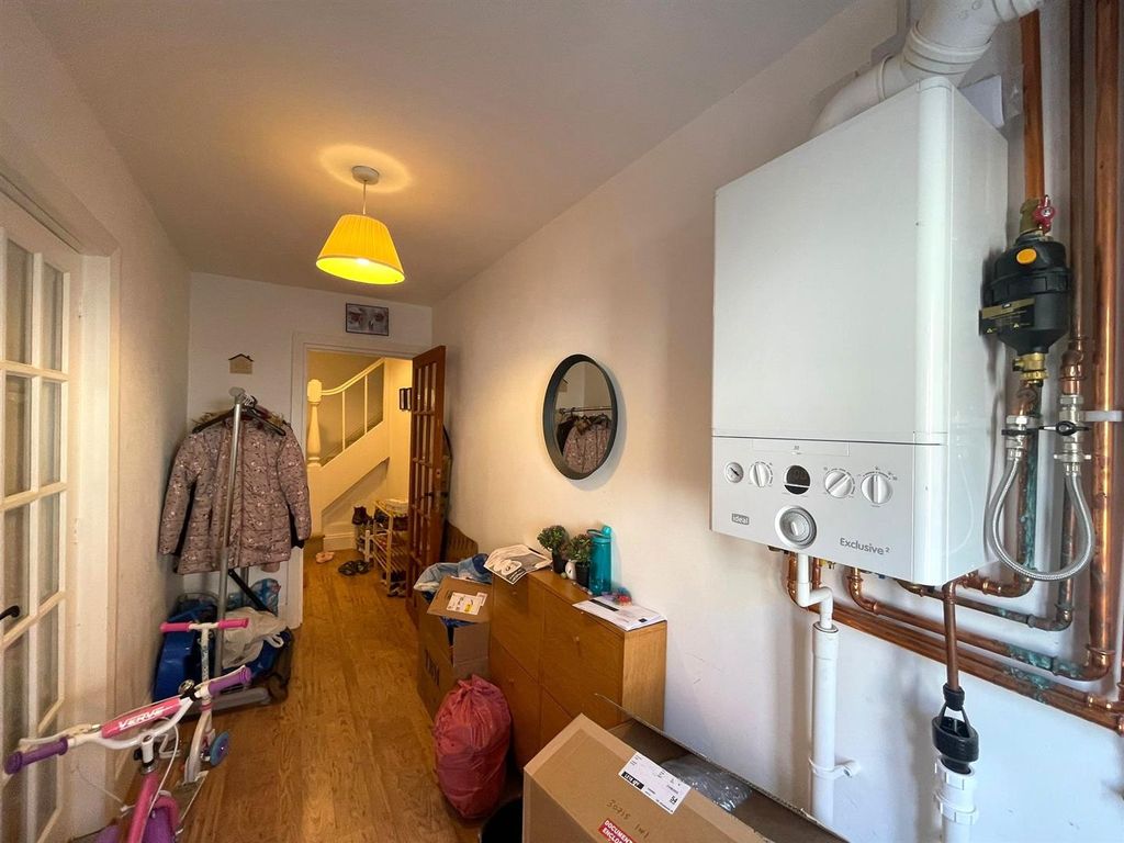 Property photo 1 of 9 Entrance Hall