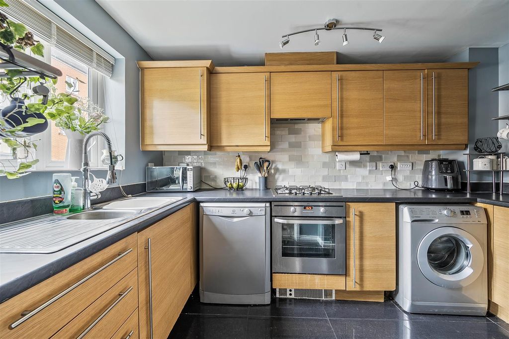 Property photo 3 of 17 Kitchen