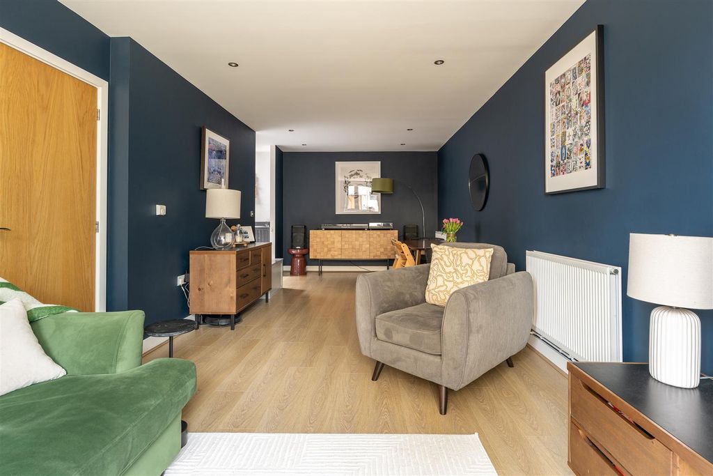 Property photo 2 of 22 Parade Gardens, E4