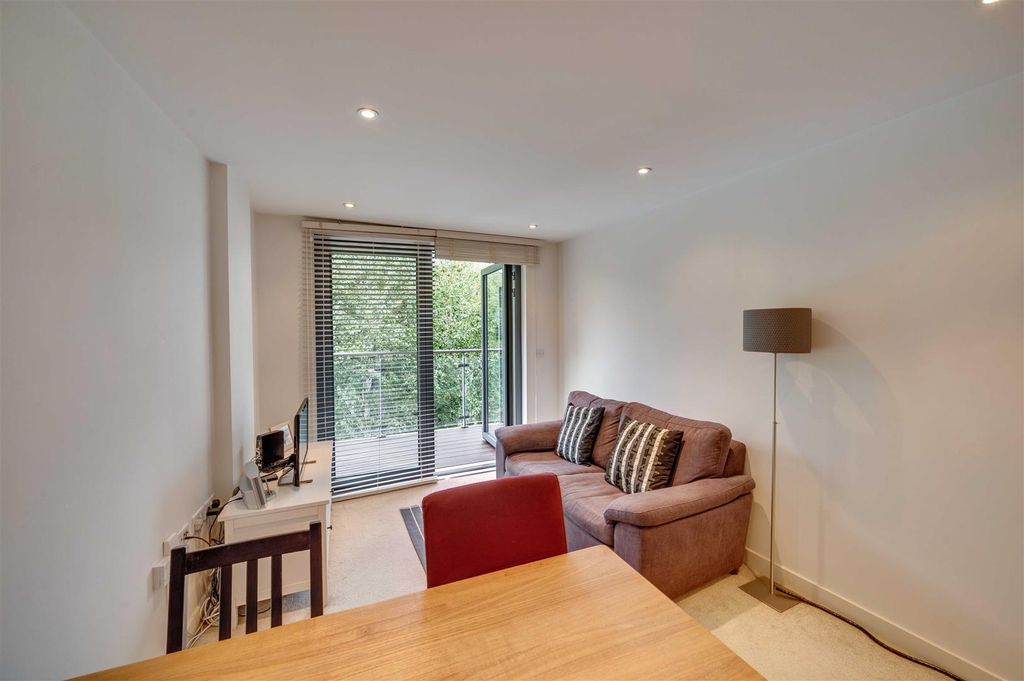 Property photo 1 of 13 Daniels_3, Metropolitan Court 40 High Road, Willes