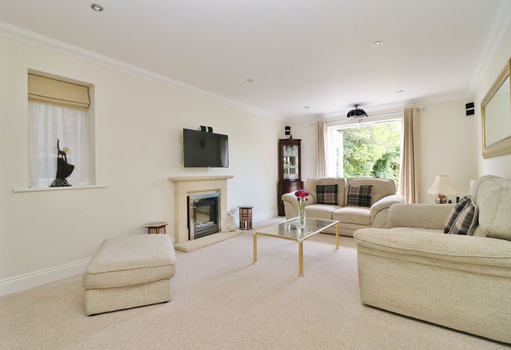 Property photo 3 of 32