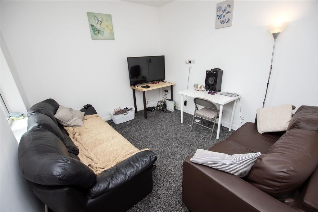 Property photo 2 of 12 Approach