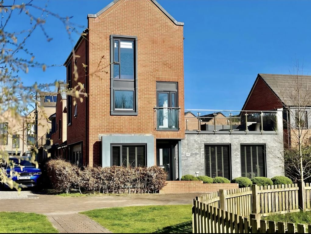 Property photo 1 of 29 Stunning 4-Bedroom Detached Family Home With Roof Terrace &amp; Hot Tub In Desirable Cul-De-Sac