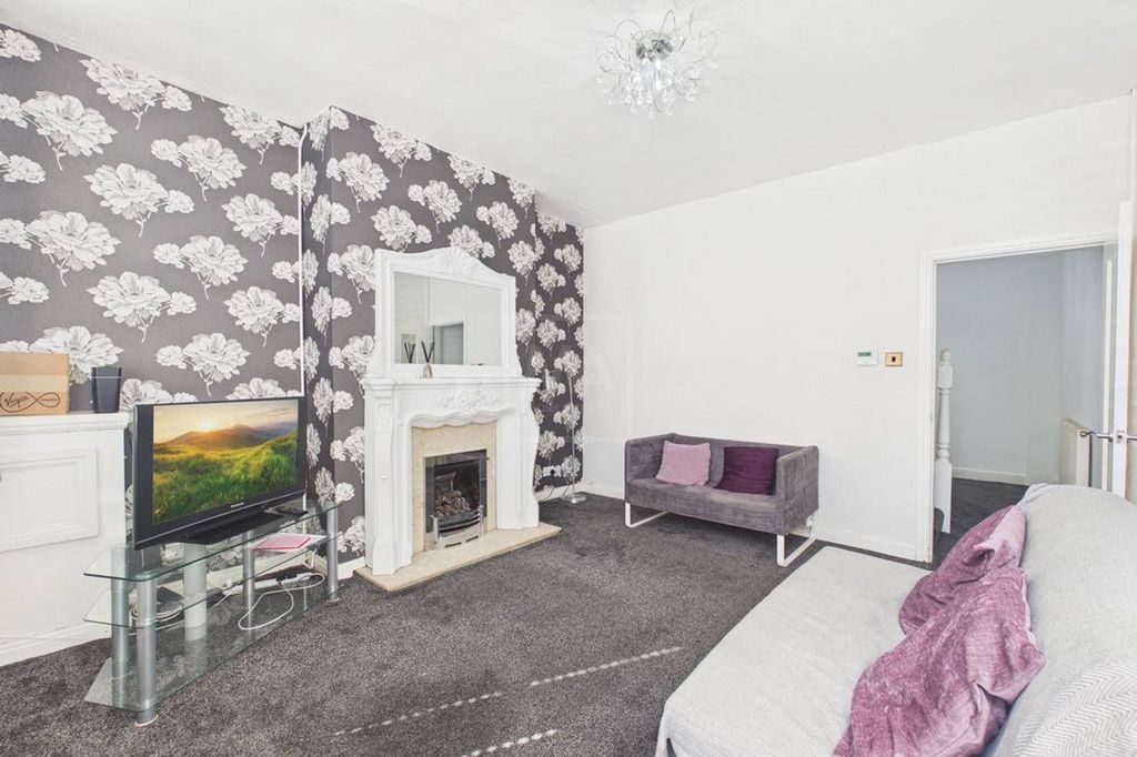 Property photo 2 of 11 Lounge