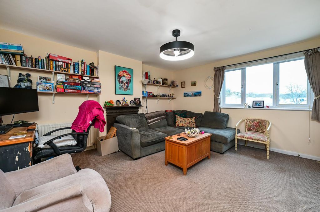 Property photo 2 of 11 Selby Walk