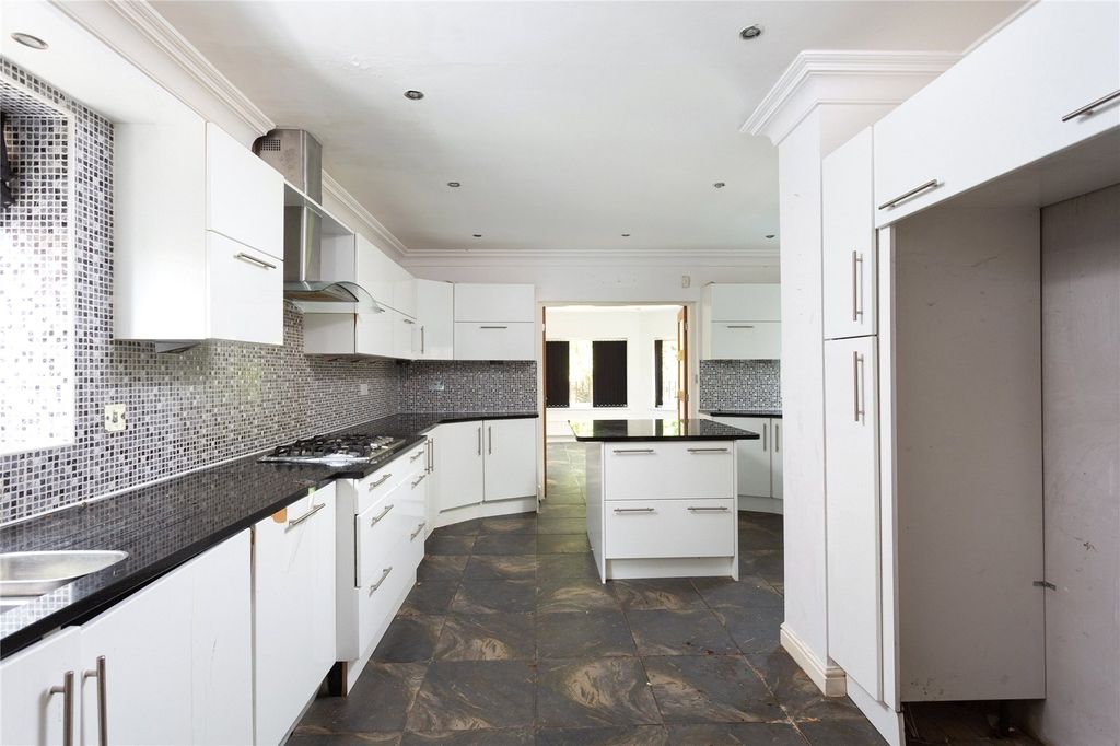 Property photo 3 of 19 Kitchen