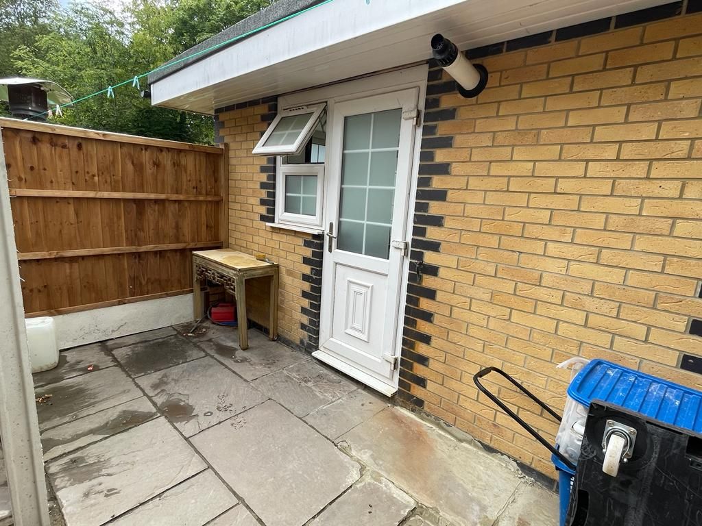 Property photo 1 of 8 2 Bed Flat To Rent Bracken Drive, Chigwell Ig7 5rd