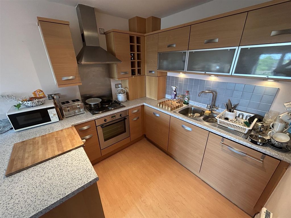 Property photo 3 of 6 Kitchen