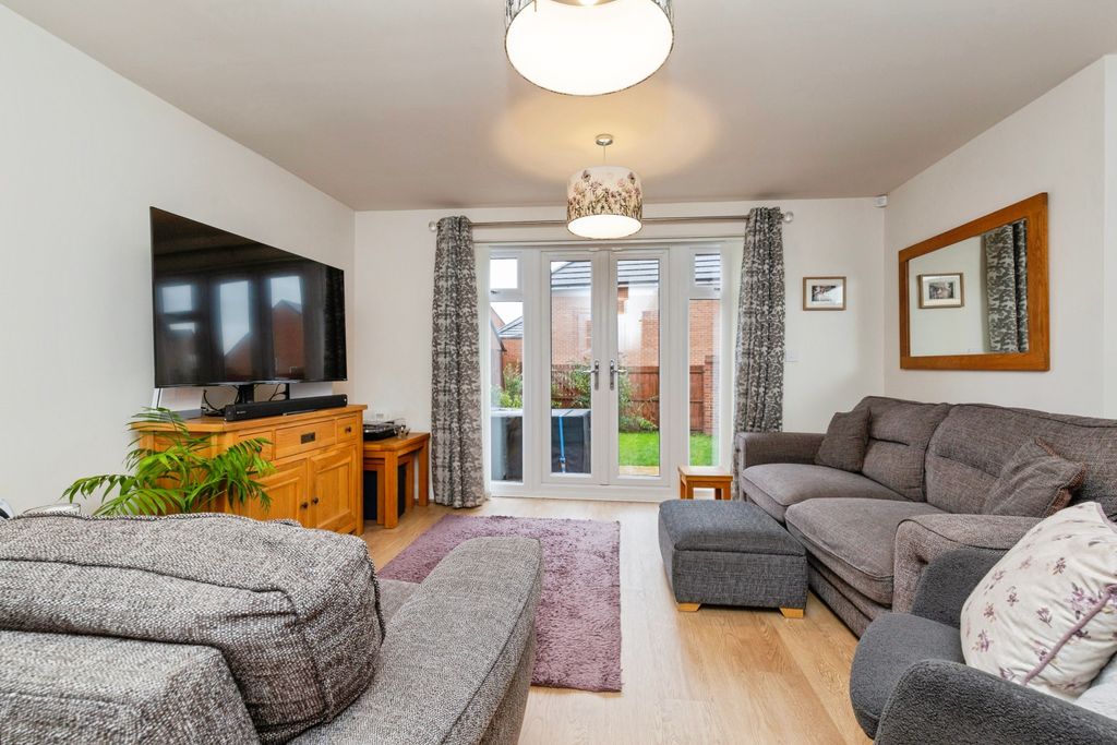 Property photo 2 of 19 Lounge