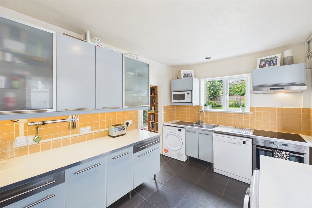 Property photo 3 of 11 Kitchen