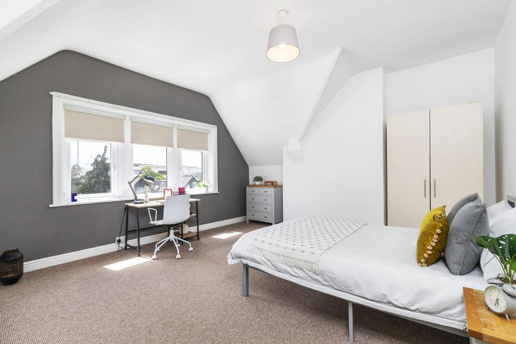 Property photo 3 of 7 Bright, Well-Presented Double Bedroom With A Comfo...