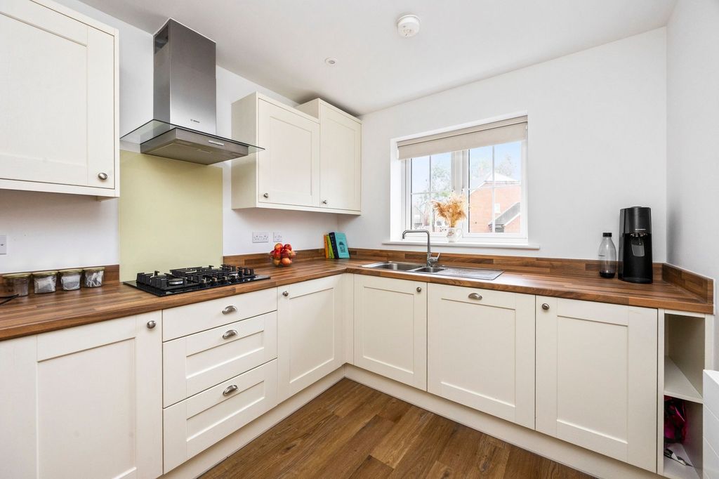 Property photo 3 of 19 Kitchen