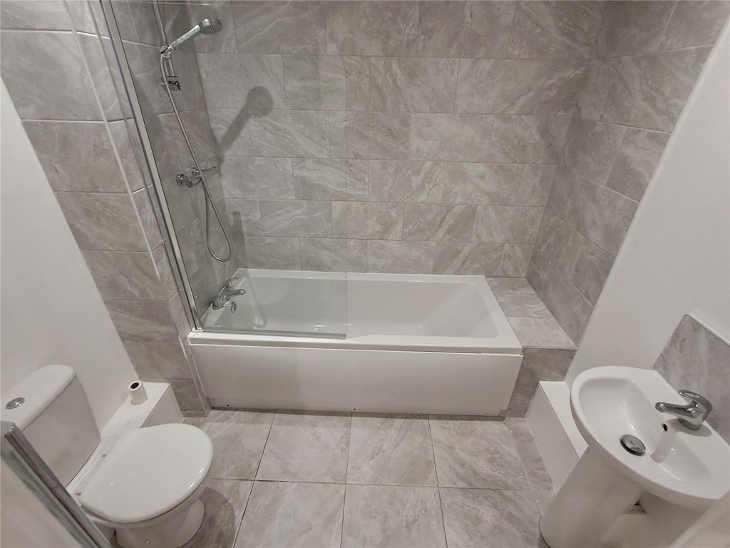 Property photo 3 of 10 Bathroom