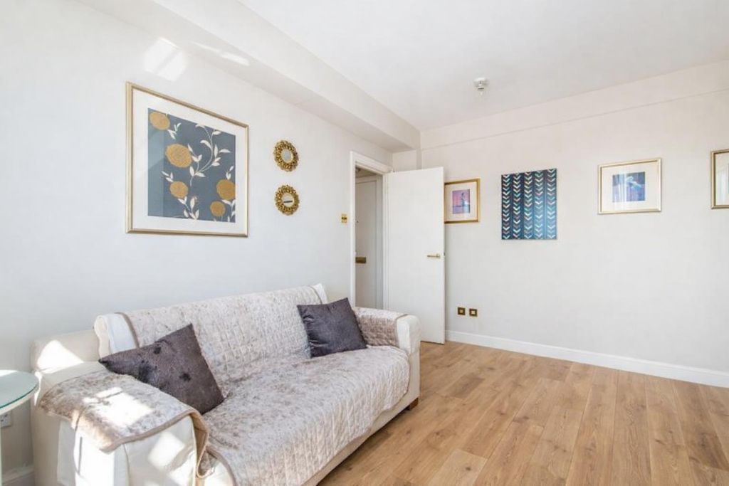 Property photo 2 of 6 293 Grove End Gardens 2 10.02.Png