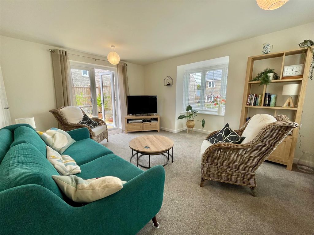 Property photo 3 of 15 Lounge