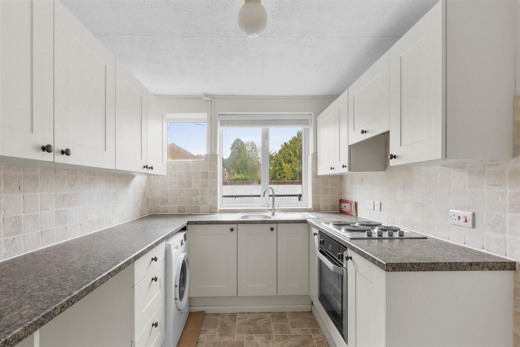 Property photo 3 of 12 Flat 2, 44 Bell Street, Hp27 Qad (Low Res)-9.Jpg