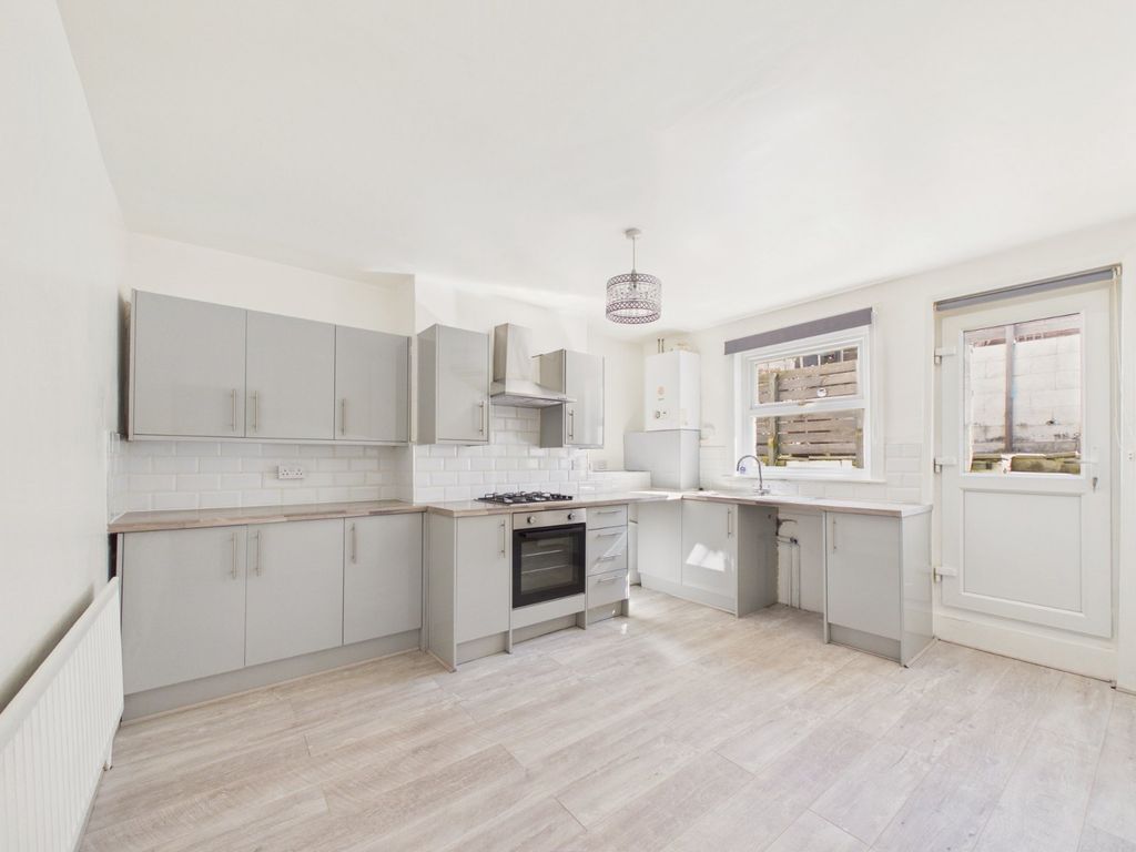 Property photo 3 of 17 Kitchen
