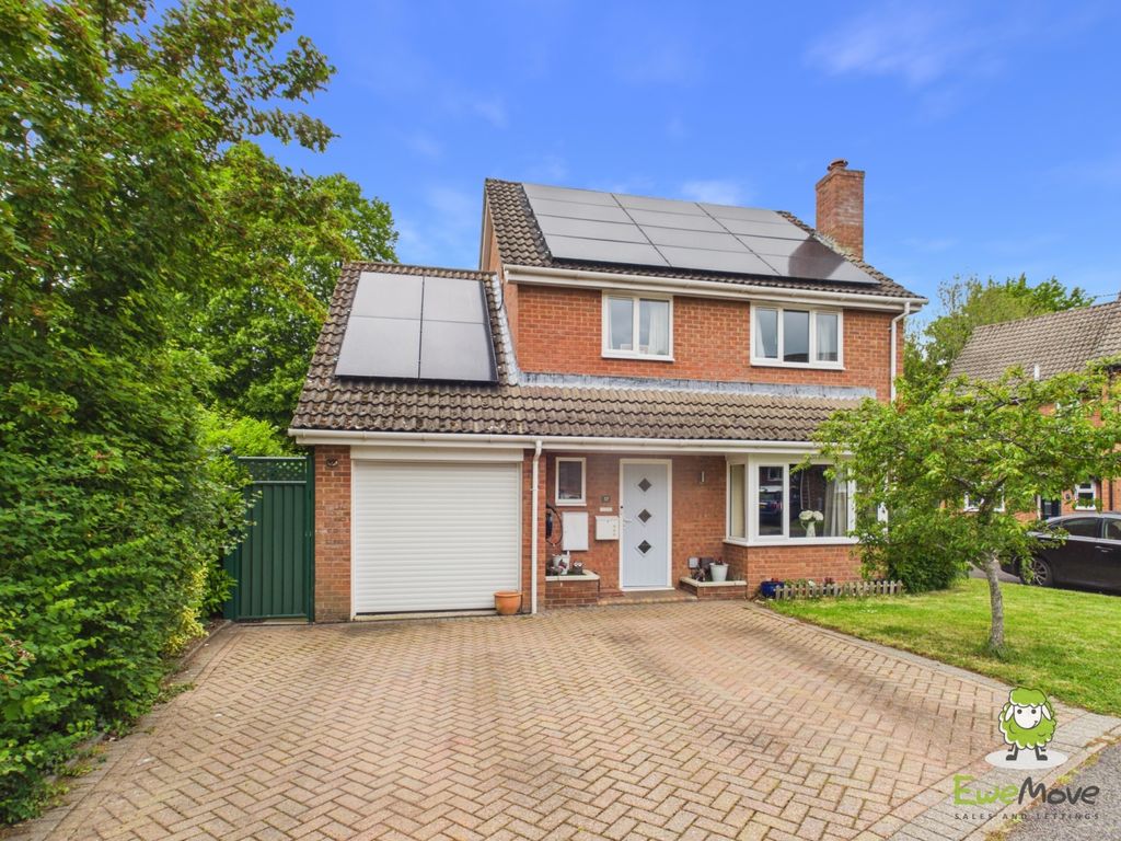 Property photo 1 of 21 Ewemove Estate Agents Basingstoke - Worcester Aven