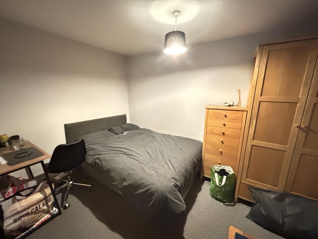 Property photo 3 of 7 A Spacious And Well-Maintained Master Bedroom Feat...