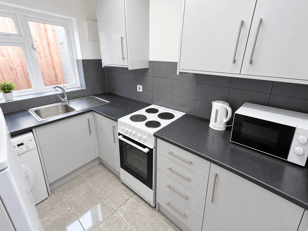 Property photo 1 of 4 1 Bed Flat To Rent Harlington Road West, Feltham Tw14