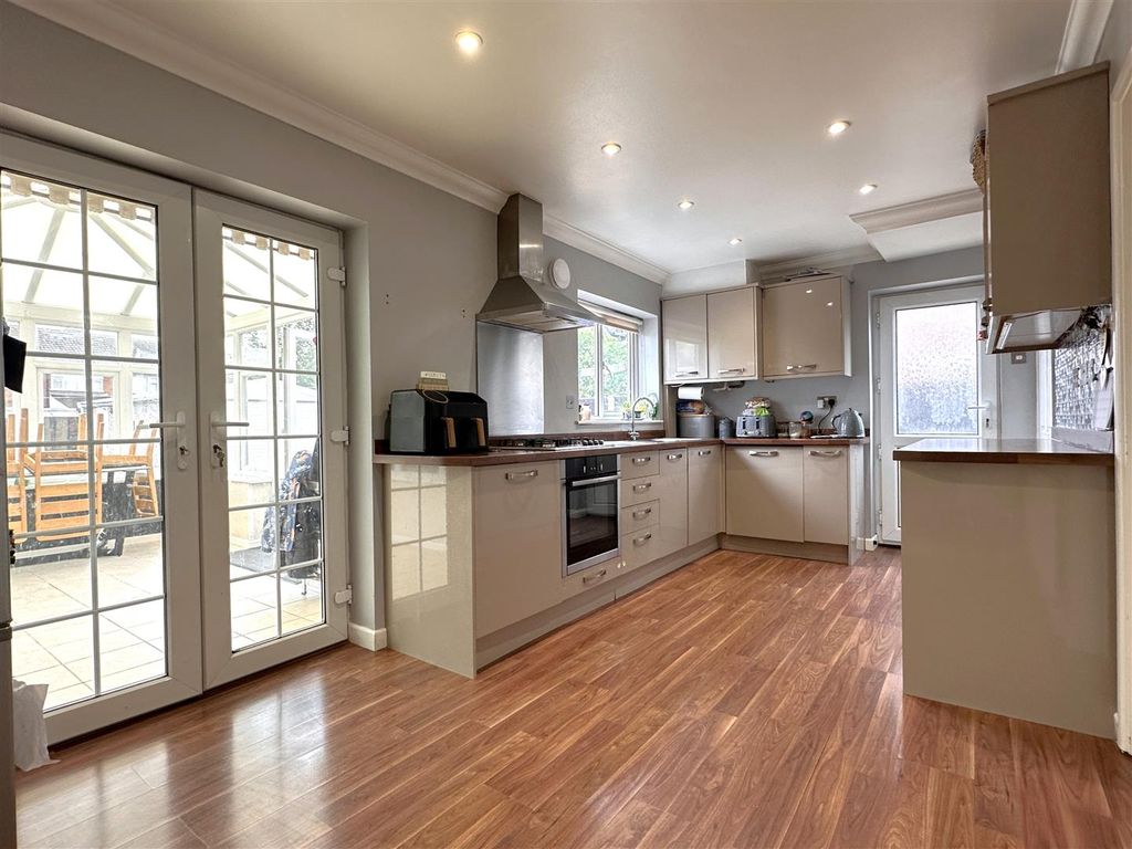 Property photo 2 of 16 Stylish Dining Kitchen 703