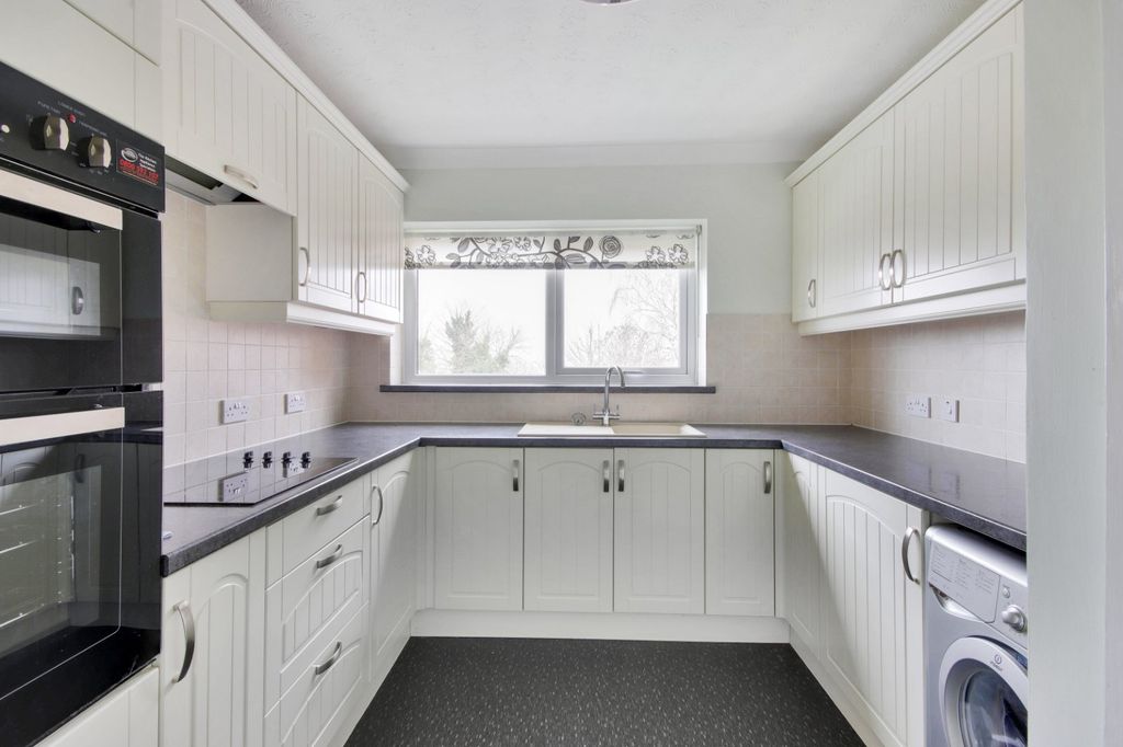 Property photo 2 of 11 Kitchen